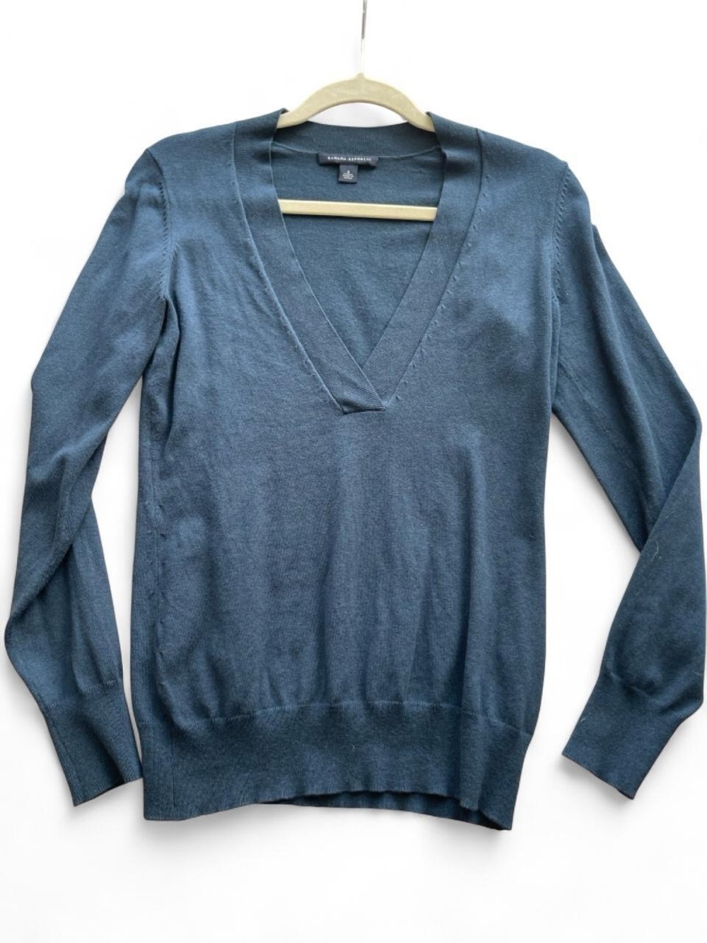 Banana Republic blue V-neck sweater in a soft, lightweight knit size S